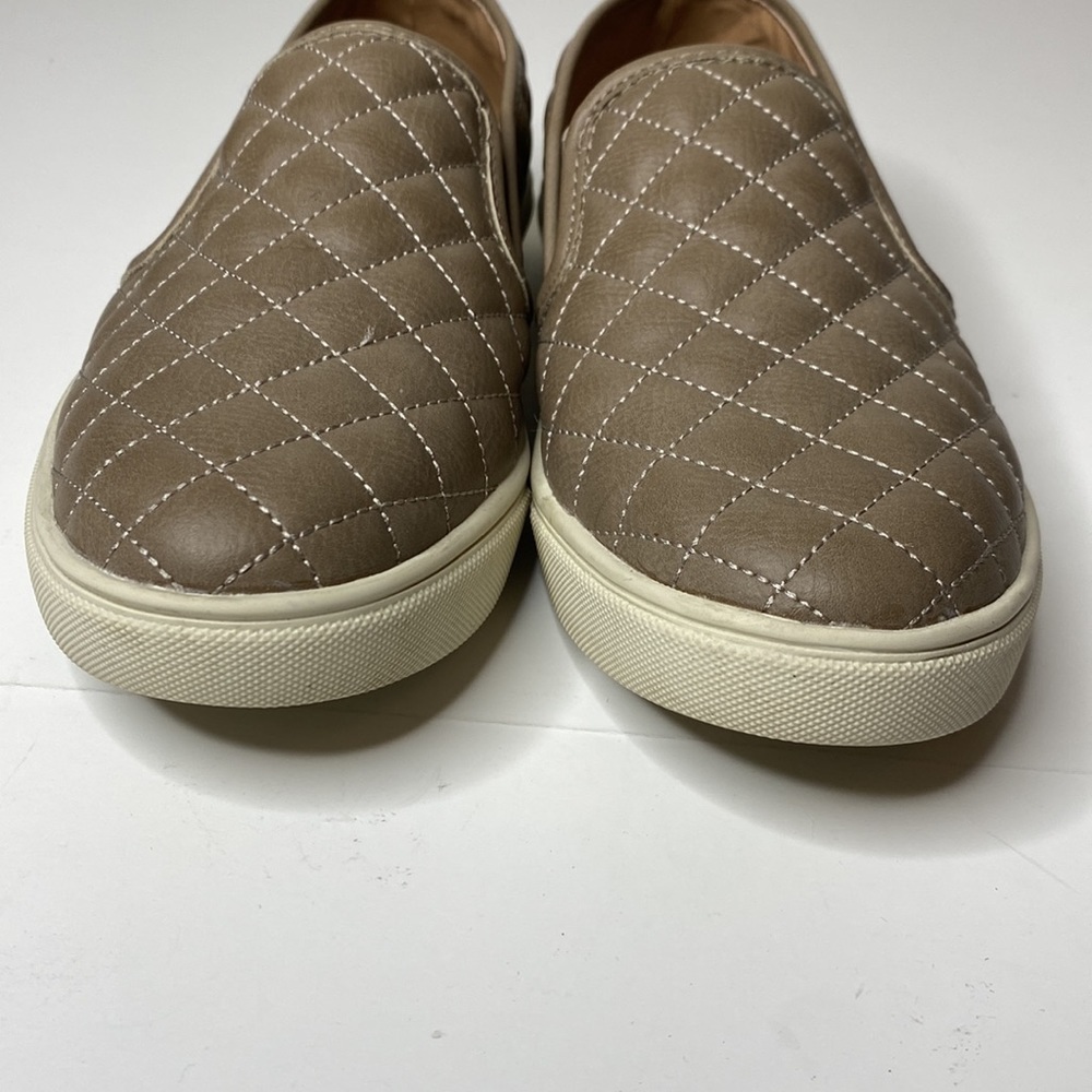 STEVE MADDEN Ecentreq Quilted Slip-on Comfort Shoe Tan size 9-1/2 - Picture 3 of 9
